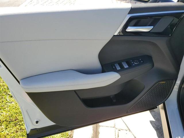 Photo of 2025 White Diamond Mitsubishi Outlander