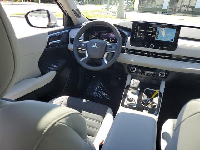 Photo of 2025 White Diamond Mitsubishi Outlander