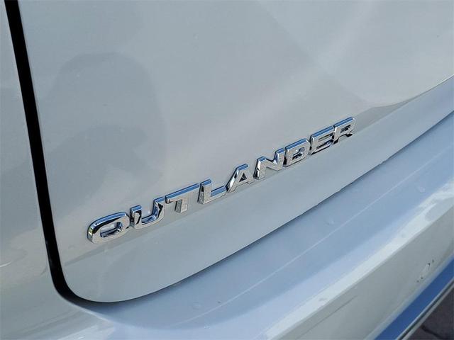 Photo of 2025 White Diamond Mitsubishi Outlander
