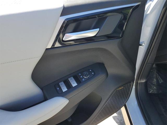 Photo of 2025 White Diamond Mitsubishi Outlander