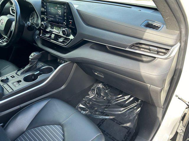 Photo of 2022 Pearl Toyota Highlander
