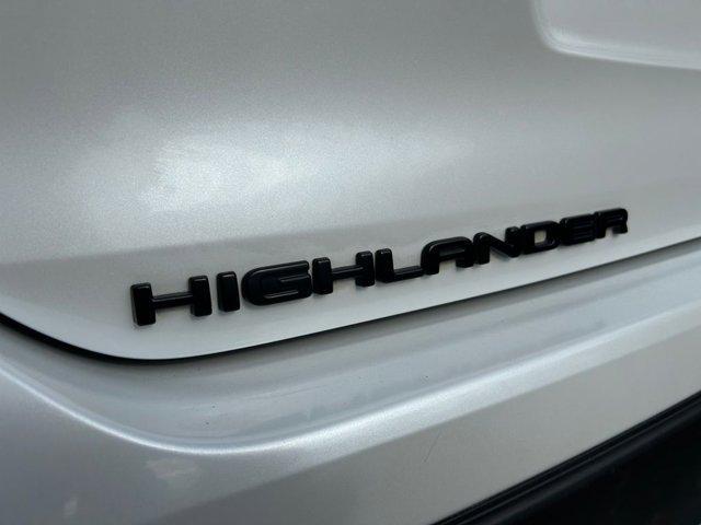 Photo of 2022 Pearl Toyota Highlander