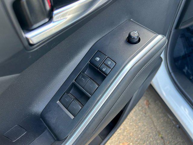 Photo of 2022 Pearl Toyota Highlander