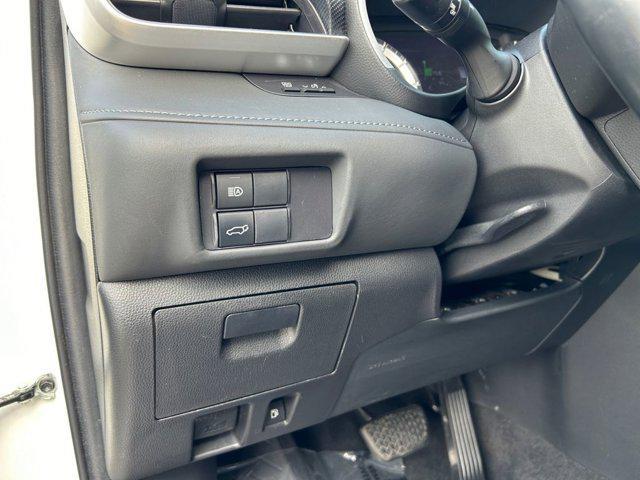 Photo of 2022 Pearl Toyota Highlander