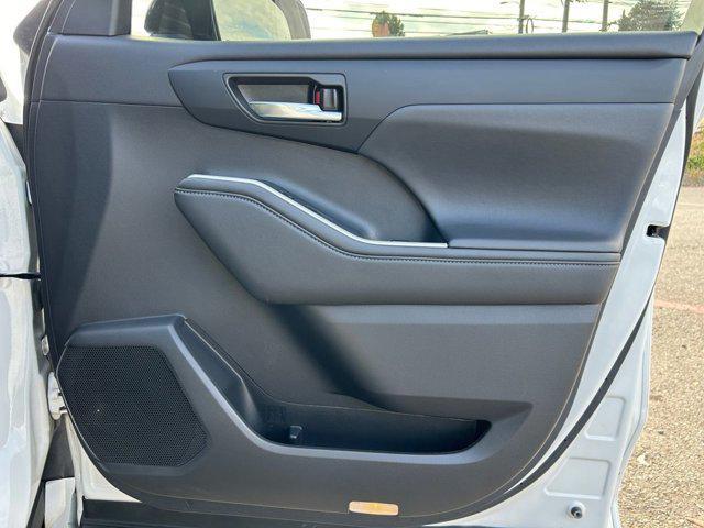 Photo of 2022 Pearl Toyota Highlander