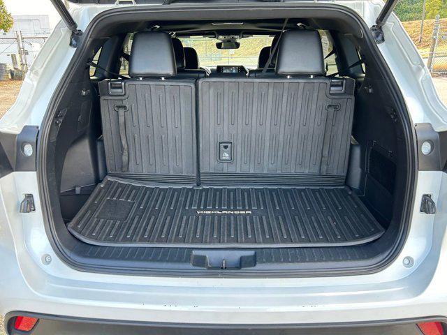 Photo of 2022 Pearl Toyota Highlander