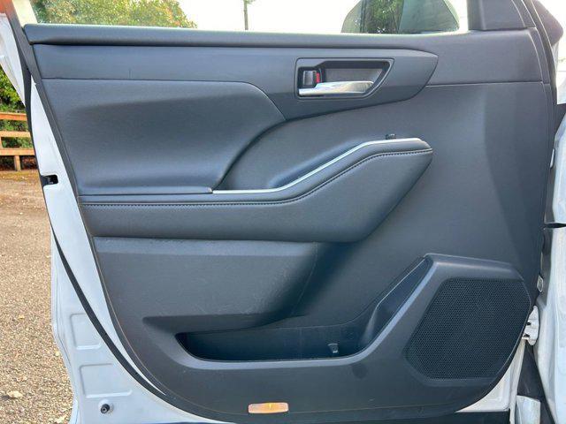 Photo of 2022 Pearl Toyota Highlander