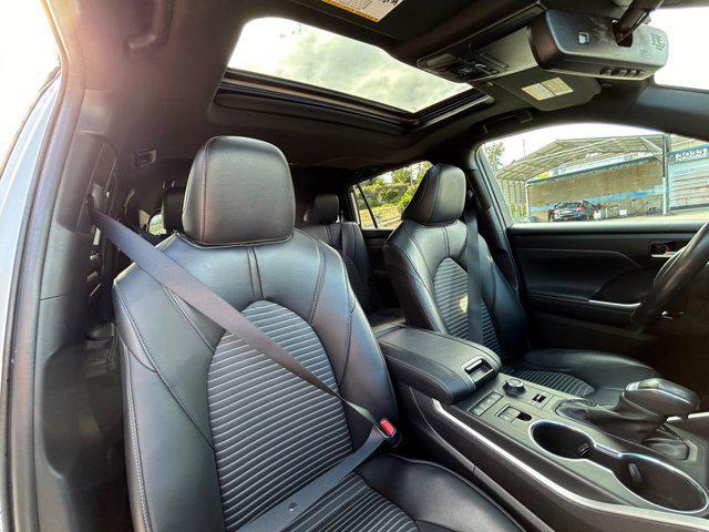 Photo of 2022 Pearl Toyota Highlander