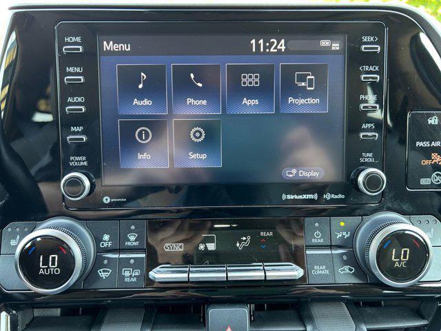 Photo of 2021 Blizzard Pearl Toyota Highlander Hybrid