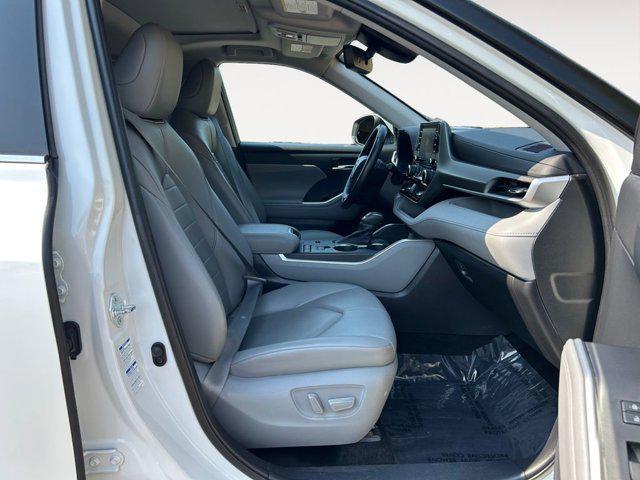 Photo of 2021 Blizzard Pearl Toyota Highlander Hybrid