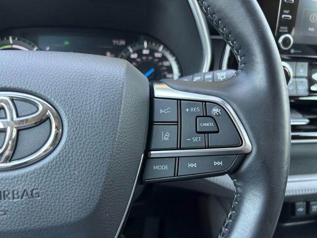 Photo of 2021 Blizzard Pearl Toyota Highlander Hybrid