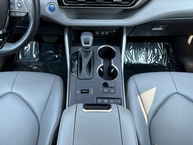 Photo of 2021 Blizzard Pearl Toyota Highlander Hybrid