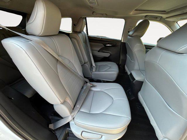 Photo of 2021 Blizzard Pearl Toyota Highlander Hybrid