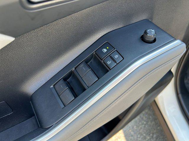 Photo of 2021 Blizzard Pearl Toyota Highlander Hybrid