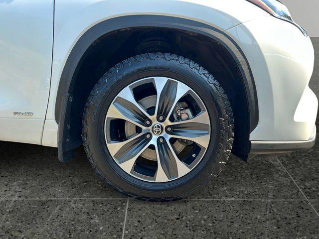 Photo of 2021 Blizzard Pearl Toyota Highlander Hybrid