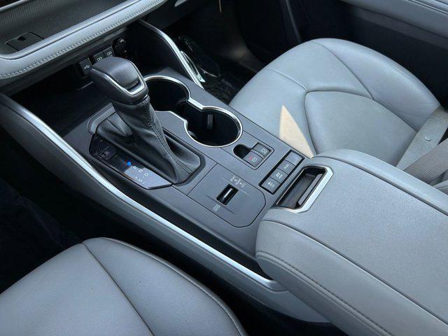 Photo of 2021 Blizzard Pearl Toyota Highlander Hybrid