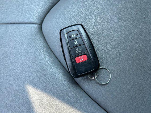 Photo of 2021 Blizzard Pearl Toyota Highlander Hybrid