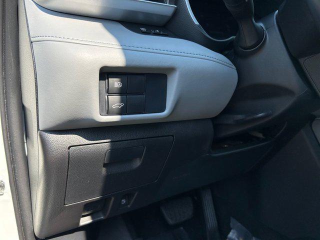 Photo of 2021 Blizzard Pearl Toyota Highlander Hybrid