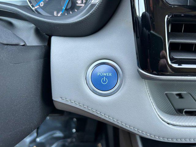 Photo of 2021 Blizzard Pearl Toyota Highlander Hybrid