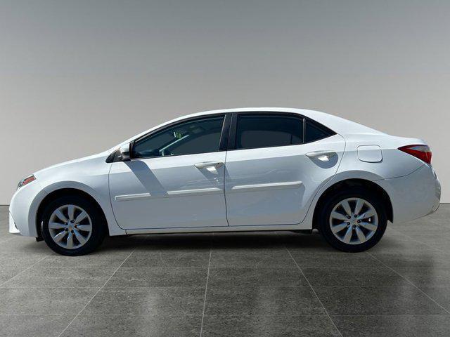 Photo of 2015 Super White Toyota Corolla