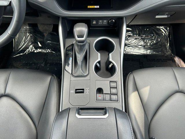 Photo of 2024 Celestial Silver Metallic Toyota Highlander Hybrid