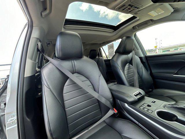 Photo of 2024 Celestial Silver Metallic Toyota Highlander Hybrid