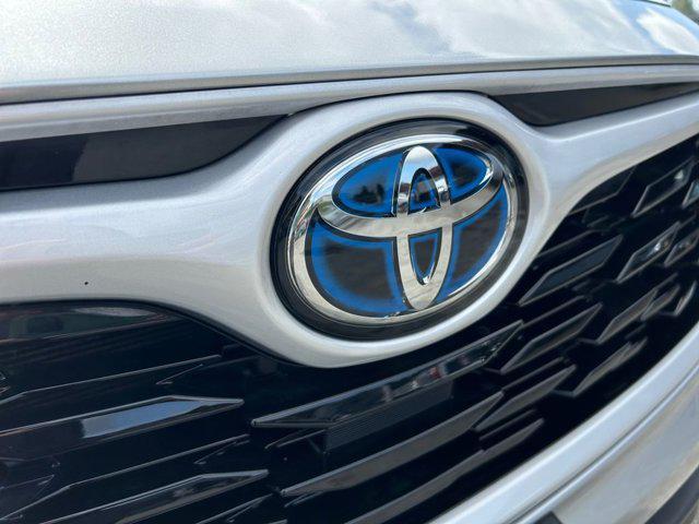Photo of 2024 Celestial Silver Metallic Toyota Highlander Hybrid