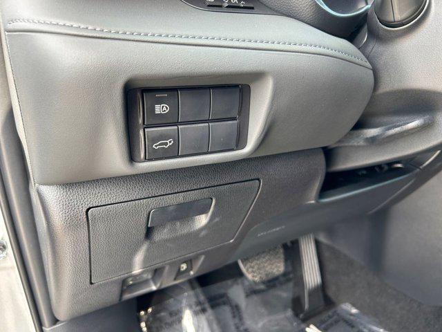 Photo of 2024 Celestial Silver Metallic Toyota Highlander Hybrid