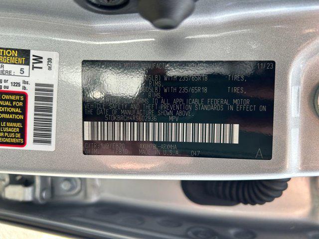 Photo of 2024 Celestial Silver Metallic Toyota Highlander Hybrid