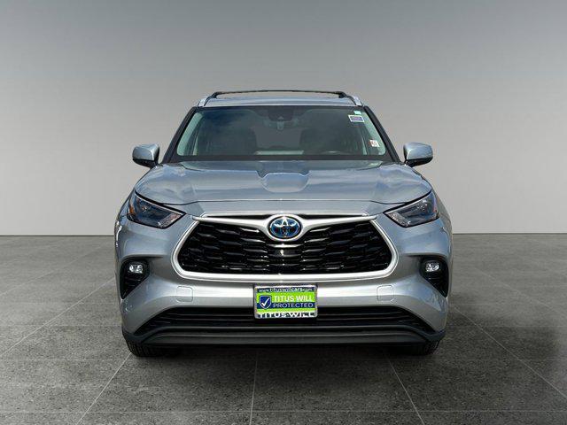 Photo of 2024 Celestial Silver Metallic Toyota Highlander Hybrid