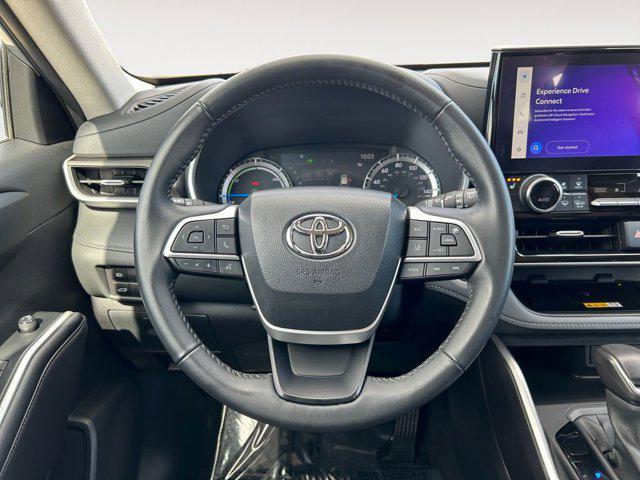 Photo of 2024 Celestial Silver Metallic Toyota Highlander Hybrid