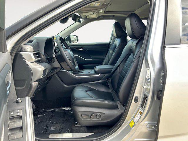 Photo of 2024 Celestial Silver Metallic Toyota Highlander Hybrid