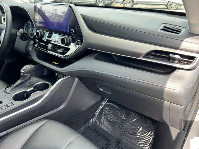 Photo of 2024 Celestial Silver Metallic Toyota Highlander Hybrid