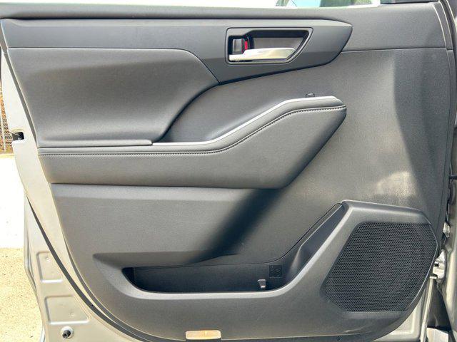 Photo of 2024 Celestial Silver Metallic Toyota Highlander Hybrid