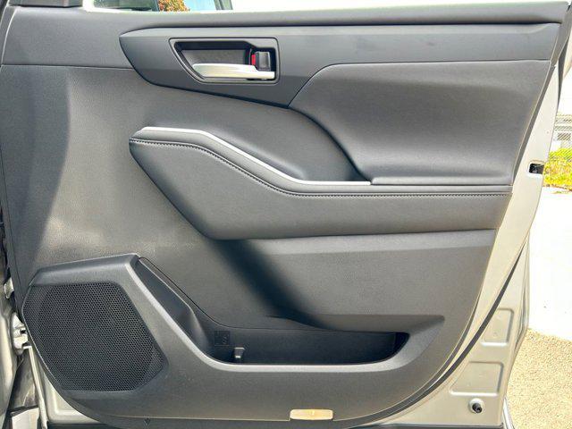Photo of 2024 Celestial Silver Metallic Toyota Highlander Hybrid