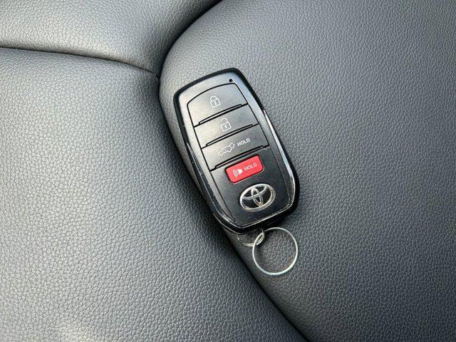 Photo of 2024 Celestial Silver Metallic Toyota Highlander Hybrid