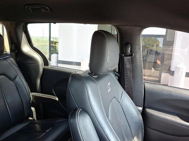 Photo of 2021 Brilliant Black Crystal Pearlcoat Chrysler Pacifica