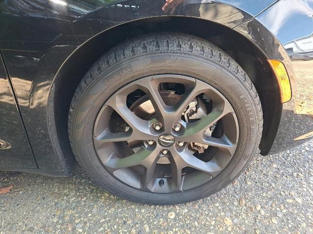 Photo of 2021 Brilliant Black Crystal Pearlcoat Chrysler Pacifica