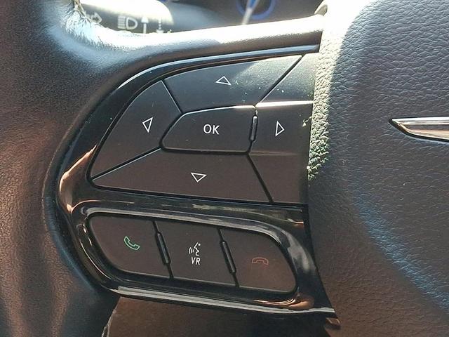 Photo of 2021 Brilliant Black Crystal Pearlcoat Chrysler Pacifica
