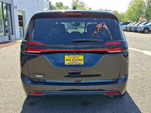 Photo of 2021 Brilliant Black Crystal Pearlcoat Chrysler Pacifica
