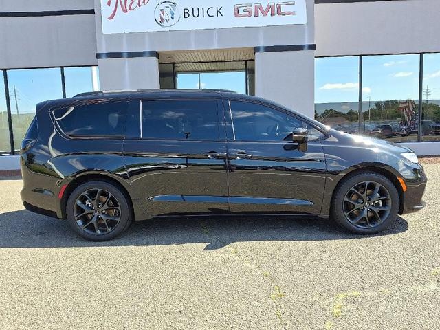 Photo of 2021 Brilliant Black Crystal Pearlcoat Chrysler Pacifica