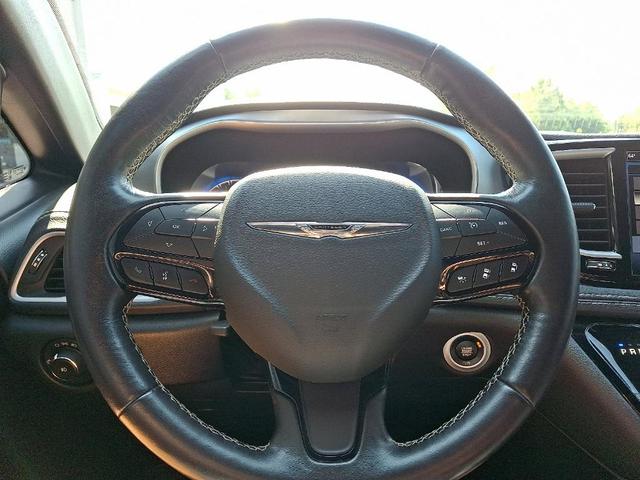 Photo of 2021 Brilliant Black Crystal Pearlcoat Chrysler Pacifica