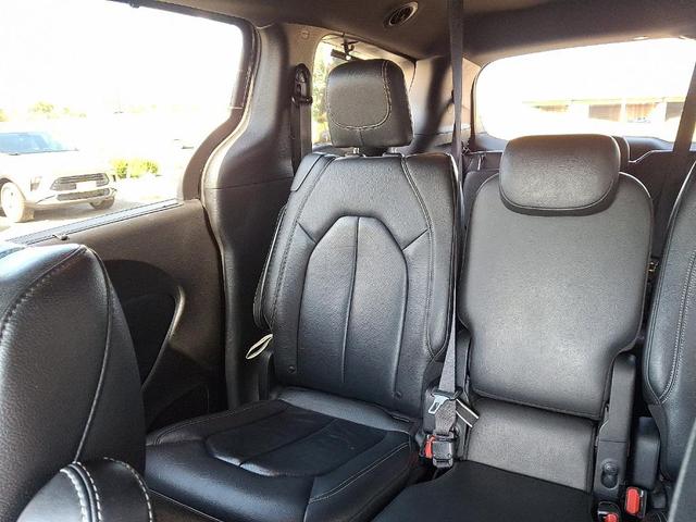 Photo of 2021 Brilliant Black Crystal Pearlcoat Chrysler Pacifica