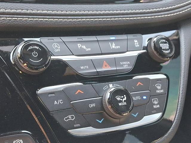 Photo of 2021 Brilliant Black Crystal Pearlcoat Chrysler Pacifica
