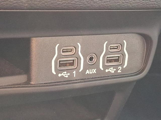 Photo of 2021 Brilliant Black Crystal Pearlcoat Chrysler Pacifica