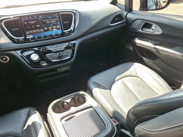 Photo of 2021 Brilliant Black Crystal Pearlcoat Chrysler Pacifica