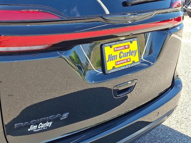 Photo of 2021 Brilliant Black Crystal Pearlcoat Chrysler Pacifica