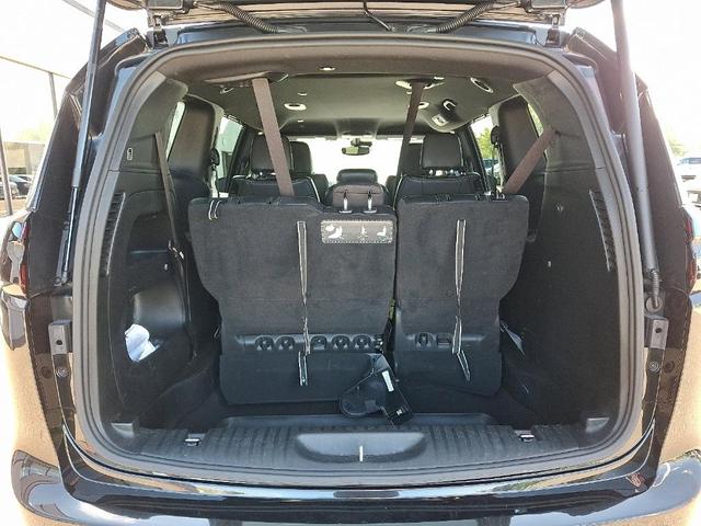 Photo of 2021 Brilliant Black Crystal Pearlcoat Chrysler Pacifica