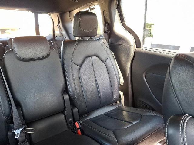 Photo of 2021 Brilliant Black Crystal Pearlcoat Chrysler Pacifica