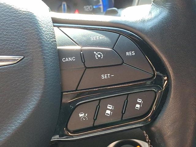 Photo of 2021 Brilliant Black Crystal Pearlcoat Chrysler Pacifica